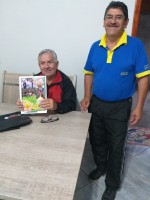 Sócios recebem materiais e bíblias do militar