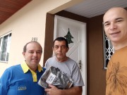 Sócios recebem materiais e bíblias do militar