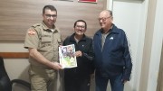 Sócios recebem materiais e bíblias do militar