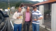 Sócios recebem materiais e bíblias do militar