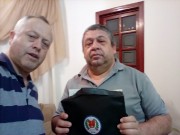 Sócios recebem materiais e bíblias do militar