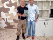 Sócios recebem materiais e bíblias do militar