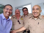 Sócios recebem materiais e bíblias do militar