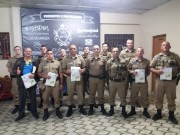 Sócios recebem materiais e bíblias do militar