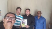Sócios recebem materiais e bíblias do militar