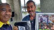 Sócios recebem materiais e bíblias do militar