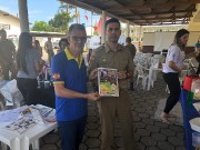 Sócios recebem materiais e bíblias do militar