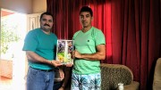 Sócios recebem materiais e bíblias do militar