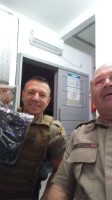 Sócios recebem materiais e bíblias do militar