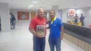 Sócios recebem materiais e bíblias do militar