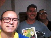 Sócios recebem materiais e bíblias do militar
