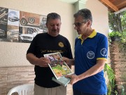 Sócios recebem materiais e bíblias do militar