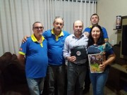 Sócios recebem materiais e bíblias do militar
