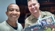 Sócios recebem materiais e bíblias do militar