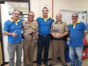 Sócios recebem materiais e bíblias do militar