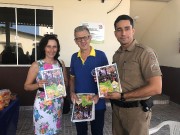 Sócios recebem materiais e bíblias do militar