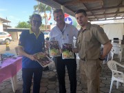 Sócios recebem materiais e bíblias do militar