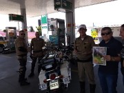 Sócios recebem materiais e bíblias do militar