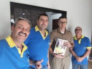 Sócios recebem materiais e bíblias do militar