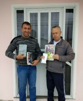 Sócios recebem materiais e bíblias do militar