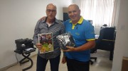 Sócios recebem materiais e bíblias do militar