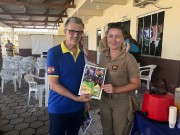 Sócios recebem materiais e bíblias do militar