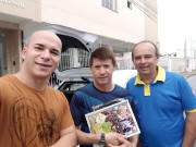 Sócios recebem materiais e bíblias do militar