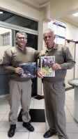 Sócios recebem materiais e bíblias do militar