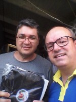 Sócios recebem materiais e bíblias do militar