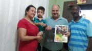 Sócios recebem materiais e bíblias do militar