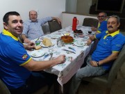 Sócios recebem materiais e bíblias do militar