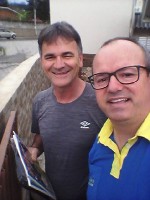 Sócios recebem materiais e bíblias do militar