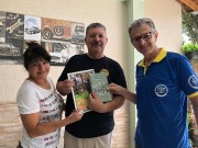 Sócios recebem materiais e bíblias do militar