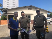 Sócios recebem materiais e bíblias do militar