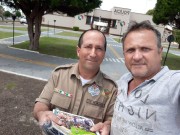 Sócios recebem materiais e bíblias do militar