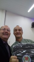 Sócios recebem materiais e bíblias do militar