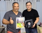 Sócios recebem materiais e bíblias do militar