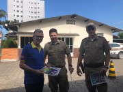 Sócios recebem materiais e bíblias do militar