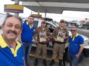 Sócios recebem materiais e bíblias do militar