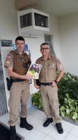 Sócios recebem materiais e bíblias do militar