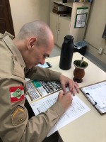 Sócios recebem materiais e bíblias do militar