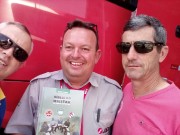 Sócios recebem materiais e bíblias do militar
