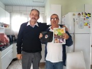 Sócios recebem materiais e bíblias do militar