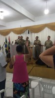 Culto de militares na cidade sombrio