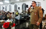 Policial aceita Jeus em culto de militares em Laguna