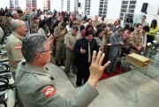 Policial aceita Jeus em culto de militares em Laguna