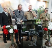 Policial aceita Jeus em culto de militares em Laguna