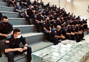 Entrega de bíblias aos alunos soldados