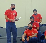 Entrega de bíblias aos alunos soldados