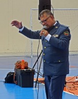 Entrega de bíblias aos alunos soldados